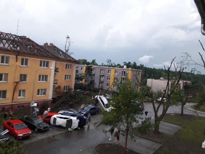Разрушительный торнадо, уничтоживший в Чехии несколько сел, попал на видео