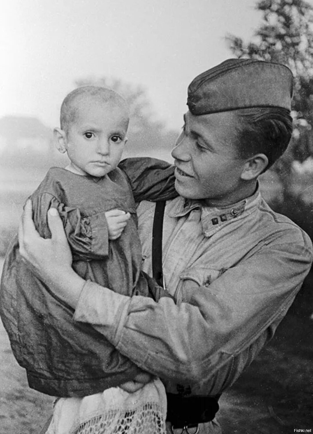Советский солдат с ребенком