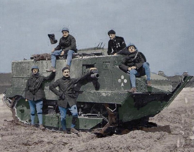 Французский танк "Шнайдер" времен Первой Мировой войны и его экипаж. 1910 год