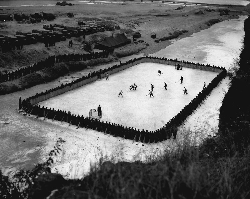 Канадские солдаты, служившие в Корее, сделали импровизированную хоккейную площадку, 1952 год