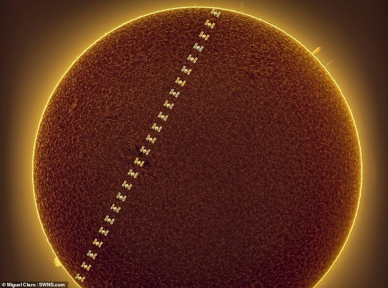 Астрофотограф снял полет МКС на фоне Солнца