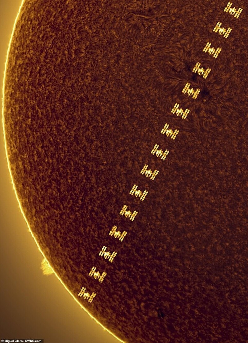 Астрофотограф снял полет МКС на фоне Солнца