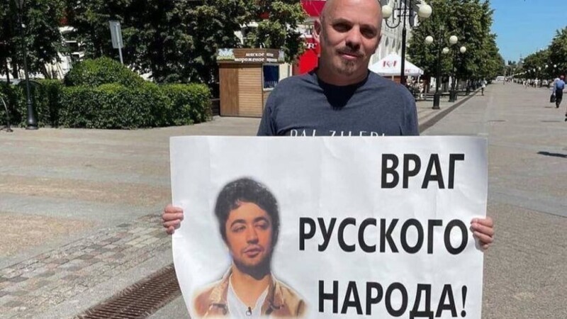 Стендап-комика Мирзализаде избили за шутку о русских и "об*****ном матрасе"