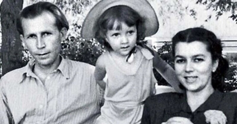 Иван Лапиков с супругой Юлией и дочерью Еленой в 1954 году.