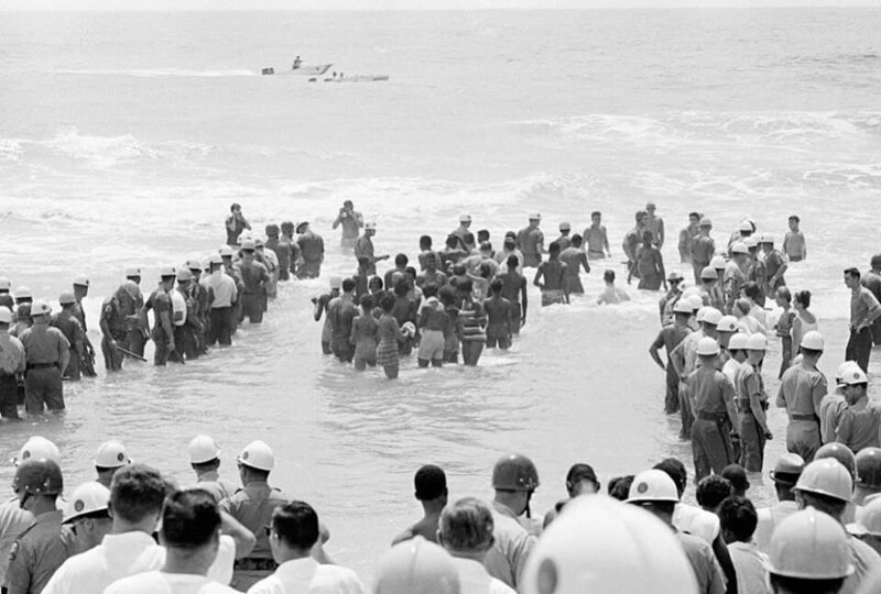Полиция охраняет купающуюся группу черных и сторонников десегрегации от разъяренной толпы. Сент-Огастин, Флорида, 1964 год