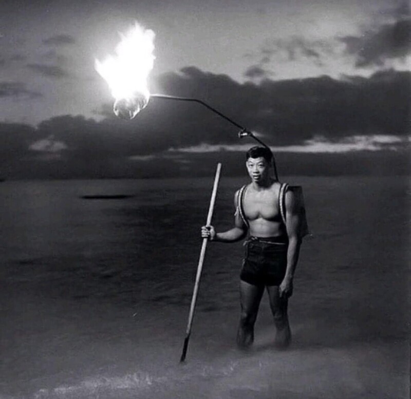 Ночная рыбалка с копьем на Гавайях, 1940-е годы
