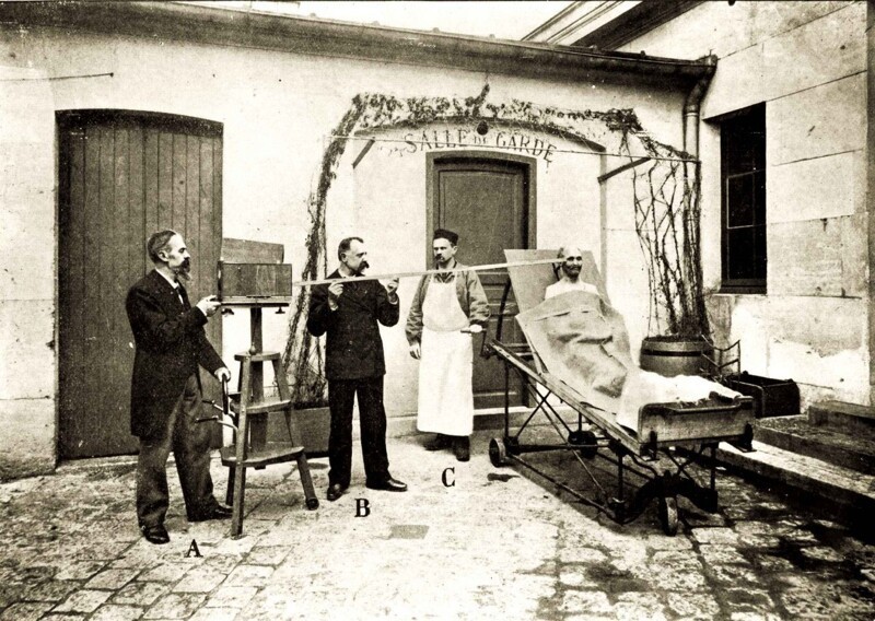 Демонстрируется метод фотографирования трупа как часть идентификации личности перед вскрытием. 1880–е годы, Франция