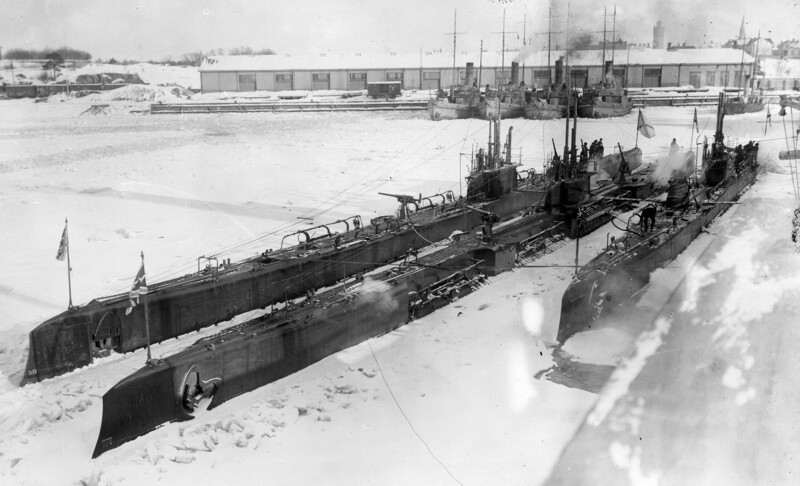 Русские подводные лодки Волкъ , Барсъ и Гепардъ в Свеаборге зима 1916-17