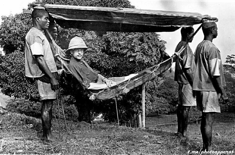 Офицер британской армии путешествует в гамаке. Сьерра-Леоне, 1920 год