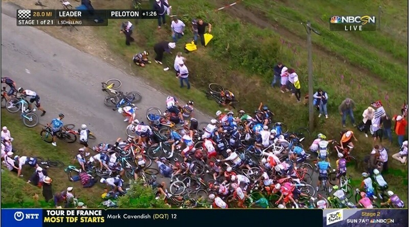 Руководство велогонки Тур де Франс подаст в суд на фанатку, вызвавшую завал пелетона