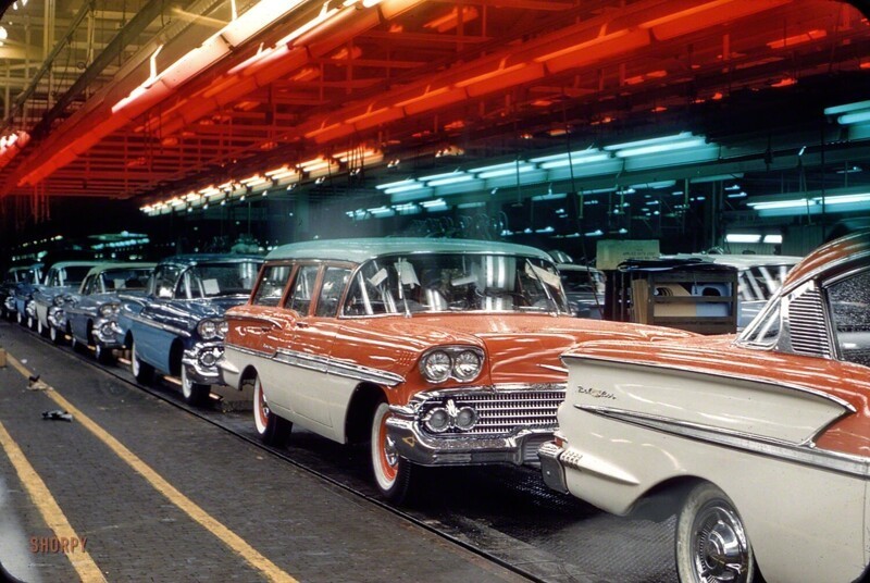 Конвейер с собранными седанами и универсалами Chevrolet, 1958 год