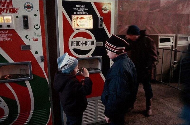 1990 год. Москва. Мальчики покупают пепси в торговом автомате.
