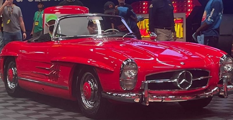 9. Mercedes-Benz 300SL 1957 года продан за $907,500 (68 100 000 руб.)