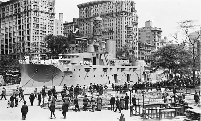 Бутафорский корабль в центре Нью-Йорка