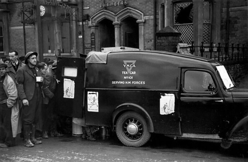 После ночной бомбардировки, чайная машина подает чай для спасателей, Англия, Ковентри, 1940 год