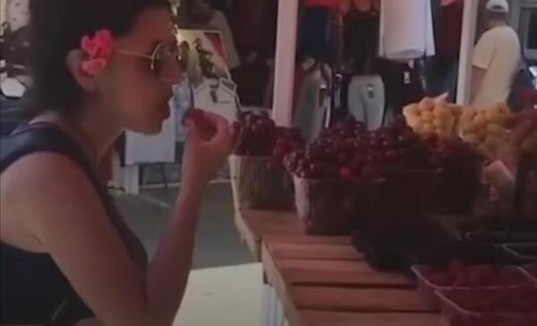 "А что, так можно было?": наглая туристка в Анапе стала есть ягоды прямо с прилавка рынка
