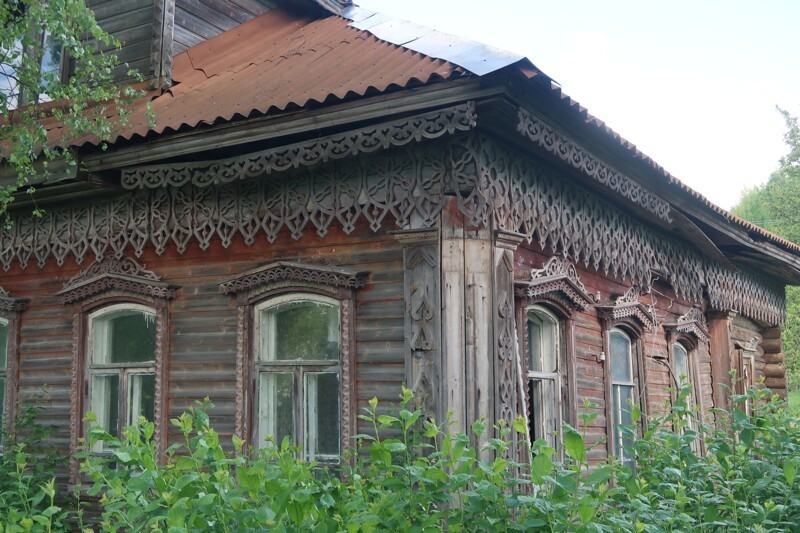 Множество деревень до сих пор хранят великолепно украшенные резьбой деревянные дома сицкой работы