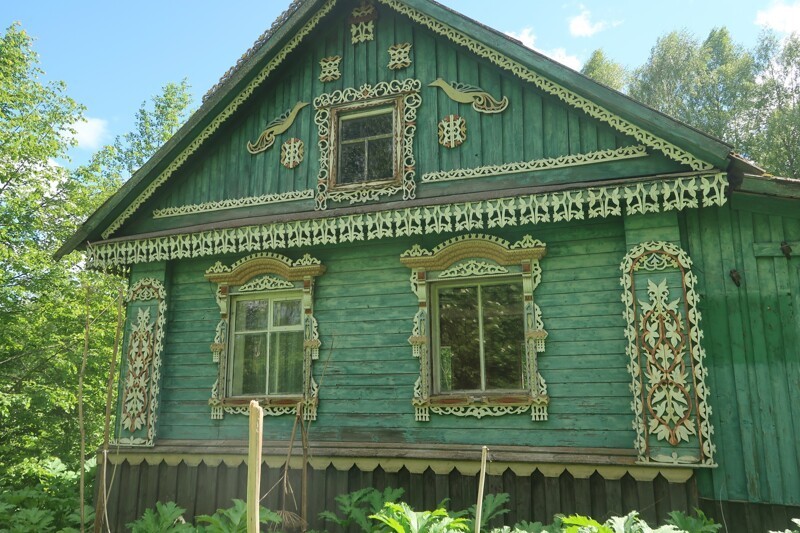 Дом лестничества в Ульянихе - типичный образец домовой резьбы с жар-птицами по бокам 