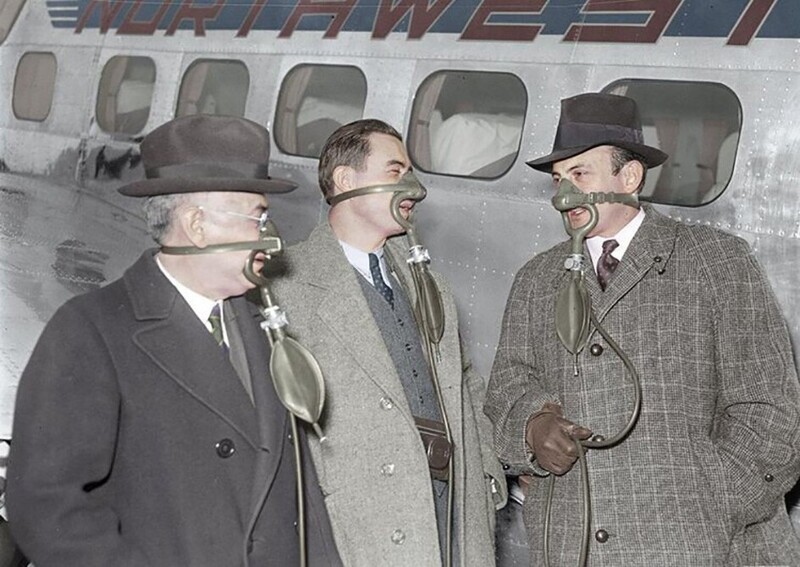 Мужчины в кислородных масках возле самолета Northwest Airlines, Бостон, 1939 год