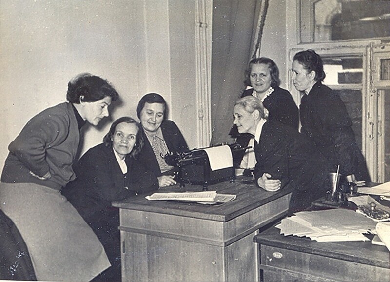 Коллектив машинописного бюро, Метрострой, Москва, 1952 год 
