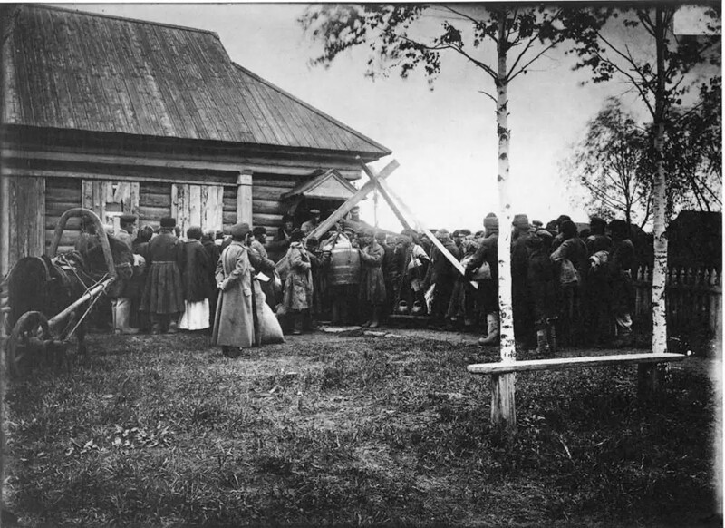 Раздача хлеба в ссуду крестьянам в городе Княгинине. 1891–1892 гг. Негатив 18 × 24 см.