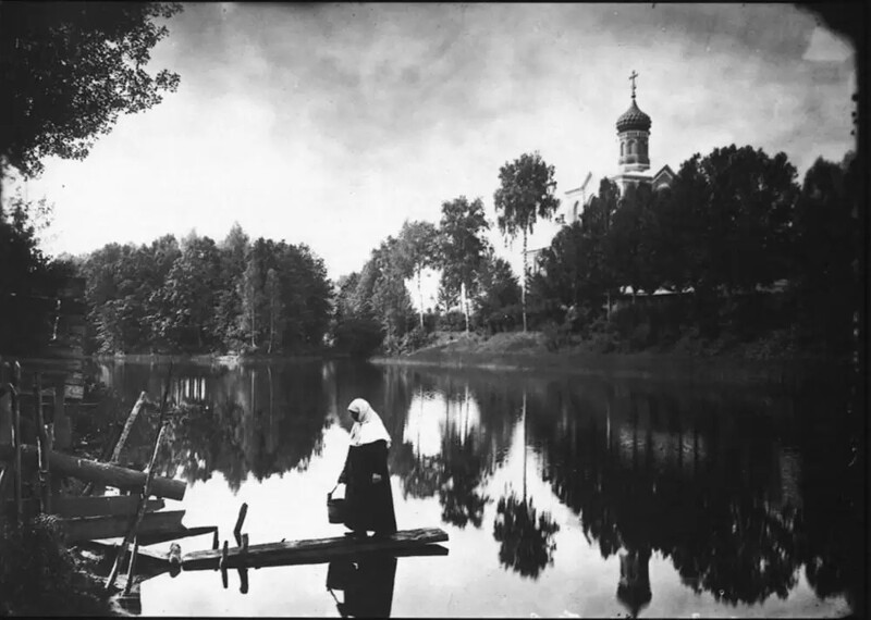 Серафимо-Понетаевский женский монастырь. Вид на монастырский пруд и Больничную церковь. Негатив 18 × 24 см.