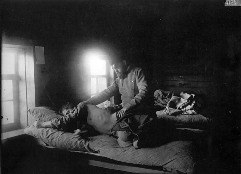 Доктор Решетилов осматривает больного сыпным тифом Кузьму Кашина в селе Накрусове. 1891–1892 гг. Негатив 18 × 24 см.