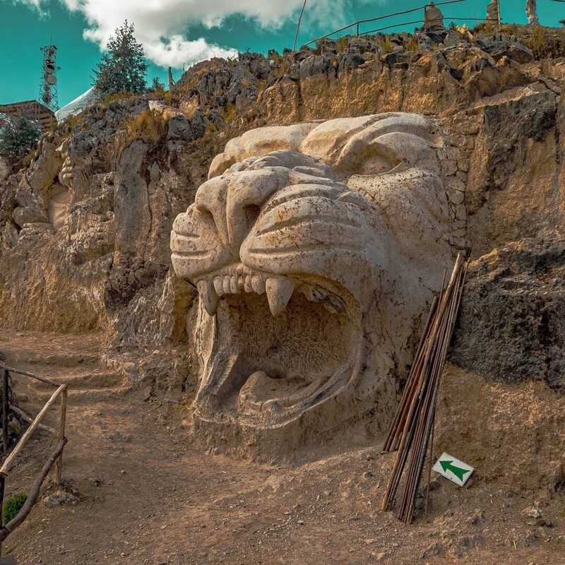 Перуанский скульптор высек в скале гигантские фигуры древних богов
