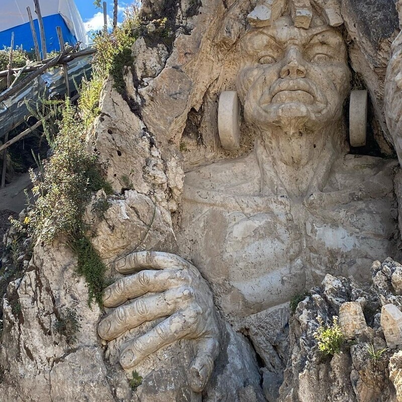 Перуанский скульптор высек в скале гигантские фигуры древних богов
