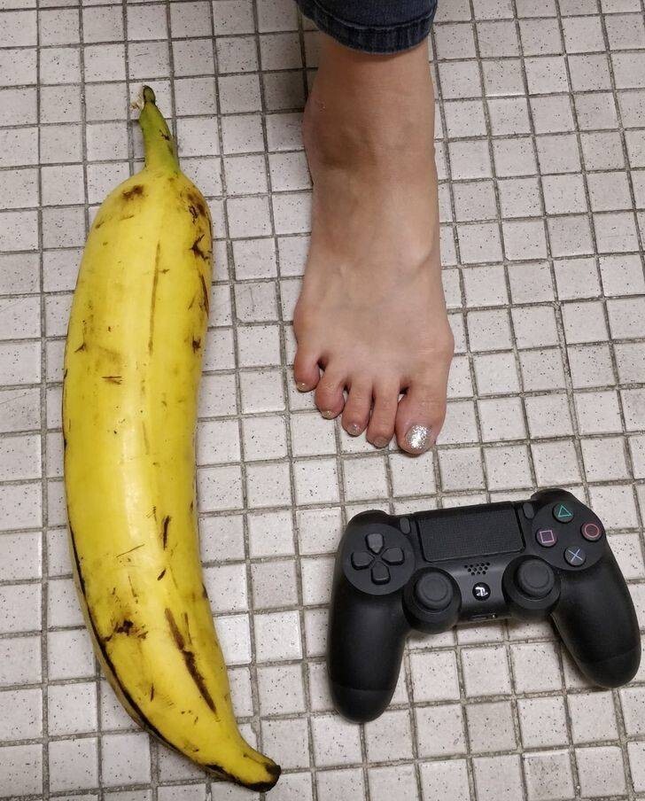 18. Гигантский банан. Пульт PS4 и нога - для сравнения