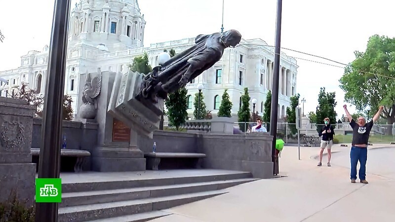 Радикалы снесли памятник Христофору Колумбу в Минесотте. 2020