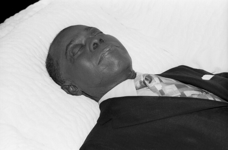8 июля 1971 года. Нью-Йорк. Луи Армстронг в гробу. Фото Fred Ihrt.