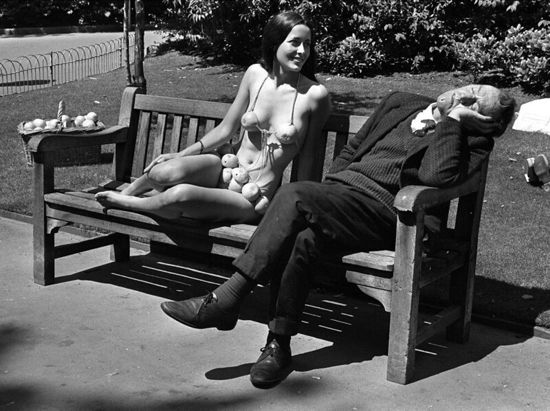 13 июля 1971 года. Модель в бикини из апельсиновых корок и спящий мужчина на скамейке в лондонском парке. Возможно, фото не постановочное.