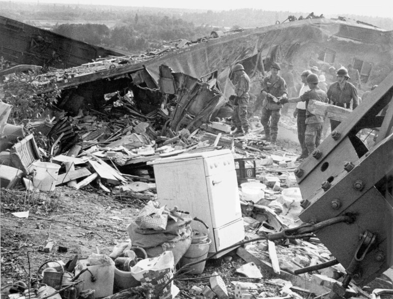 21 июля 1971 года. Железнодорожная катастрофа в Рейнвайлере (Южный Баден). Сошел с рельсов «Швейцарский экспресс». Семь вагонов и локомотив свалились с насыпи и врезались в жилой дом. 23 человека погибли, 121 ранен. Причина аварии - превышение допуст