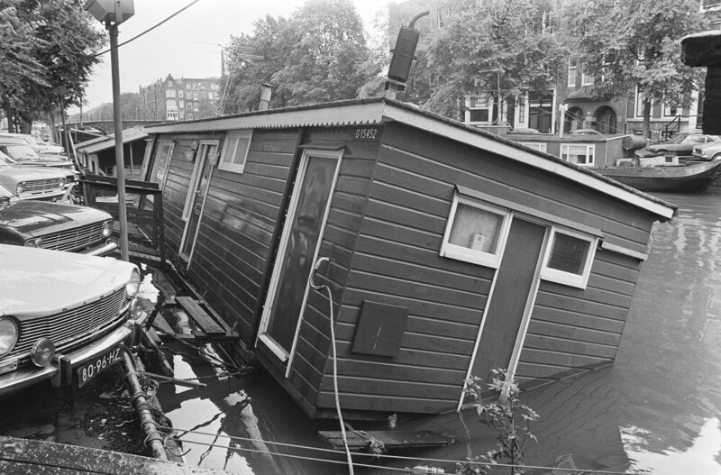 30 июля 1971 года. Амстердам. Плавучий дом дал течь.