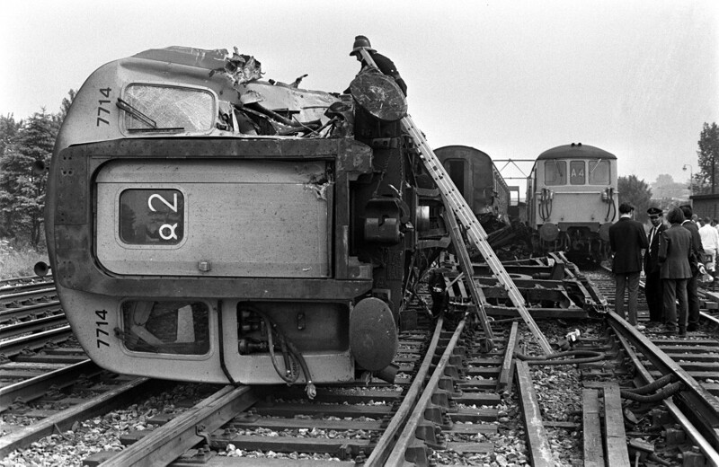 4 июля 1971 года. Англия, станция Сурбитон. Пассажирский поезд столкнулся с товарным поездом, сошедшим с рельсов.