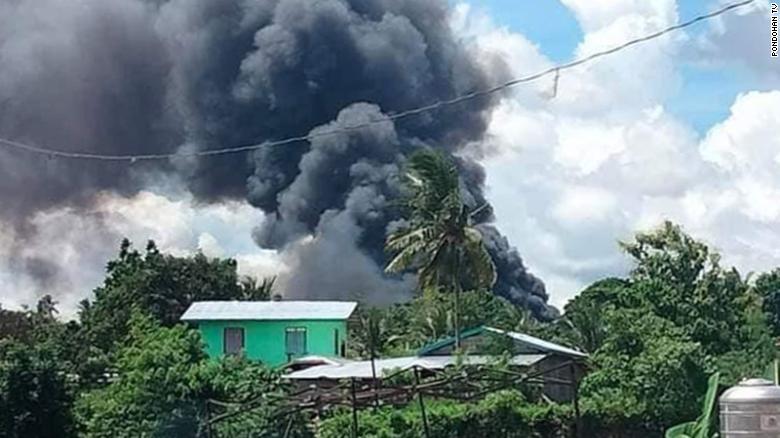 На Филиппинах разбился военный самолет с 85 людьми на борту
