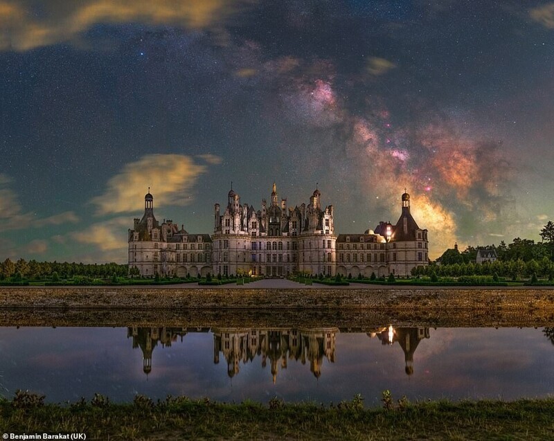 Замок во Франции на фоне красочного ночного неба. Бенджамин Баракат