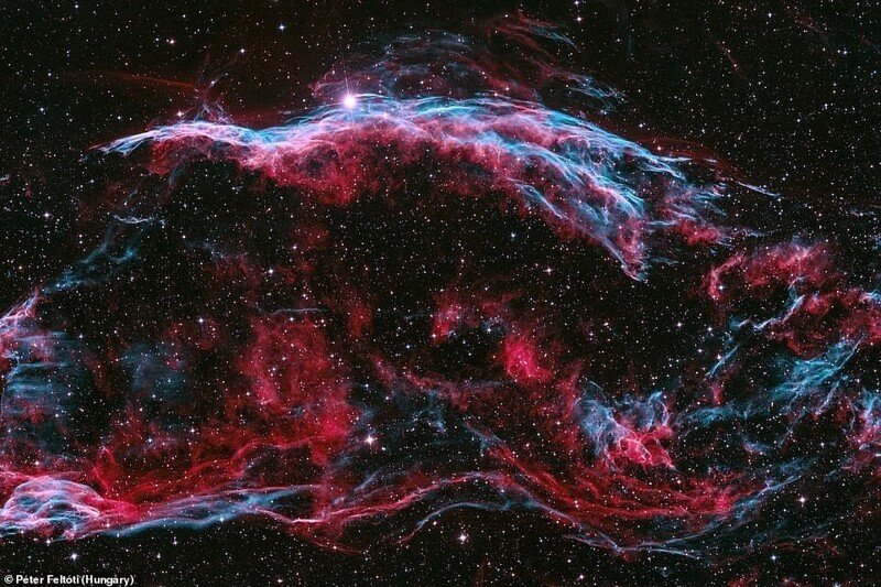 6. Двухцветная туманность Вейл, остаток гигантского взрыва сверхновой. Автор - Питер Фелтоти из Венгрии