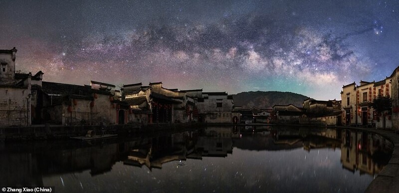 Древняя деревня Хунцунь возле горы Хуаншань в Китае на фоне Млечного Пути. Чжан Сяо