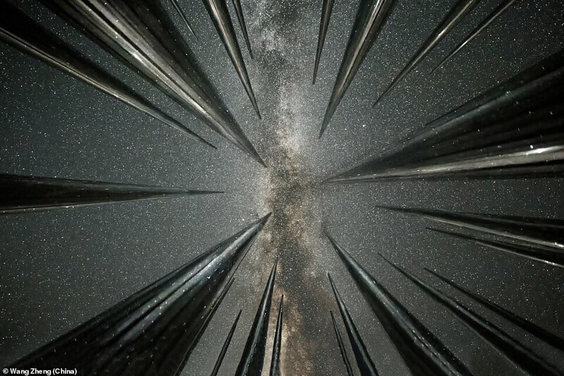 "Звездопад", Ван Чжэн, Китай. Изображение Млечного пути с отложенными по времени изображениями звезд, падающих на Землю