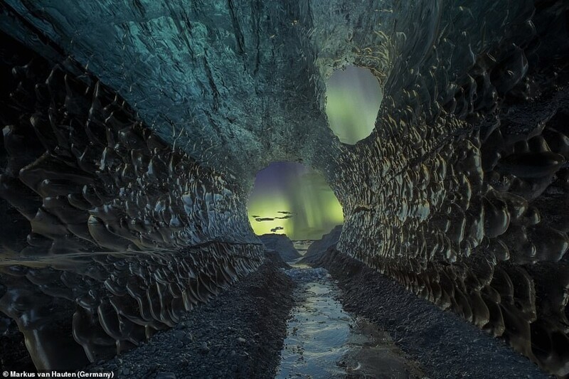 "Пещера". Маркус Ван Хаутен. Изображение сделано в Исландии с использованием двойной экспозиции - одно из северных сияний на заднем плане, одно из пещеры, а затем их сложение вместе