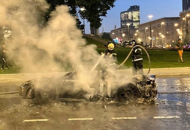 В центре Москвы во время движения загорелся Ferrari