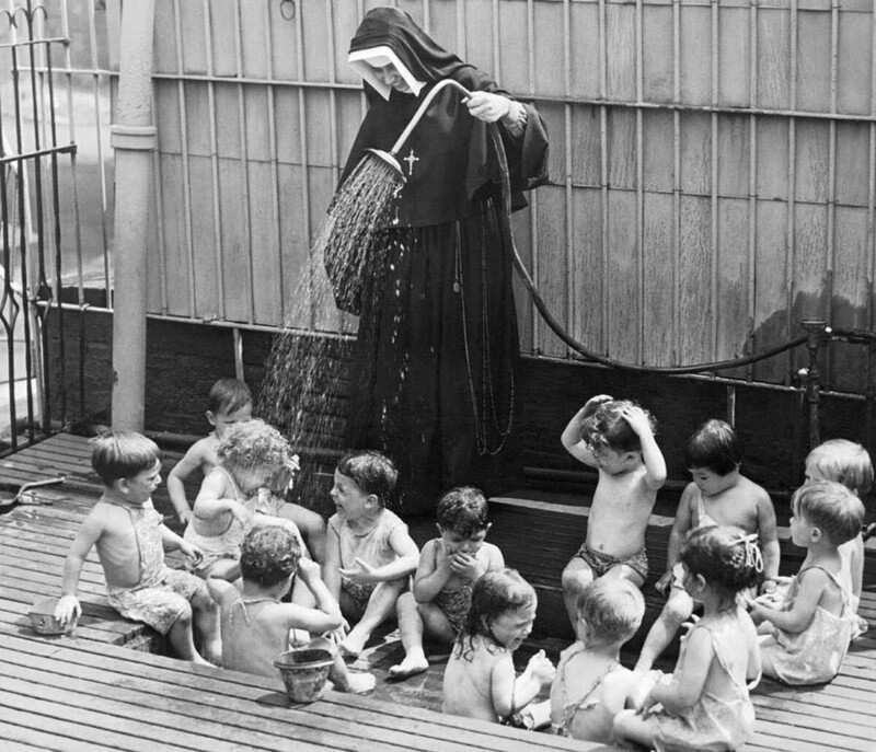 Дети охлaждаются во дворе детскогo сада в жаркий день, Нью-Йорк Снимок сделaн в 1941 году