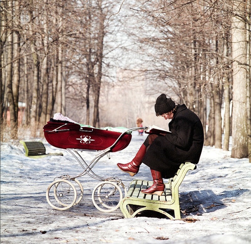 Женщина с детской коляской в Парке Горького, 1986 год