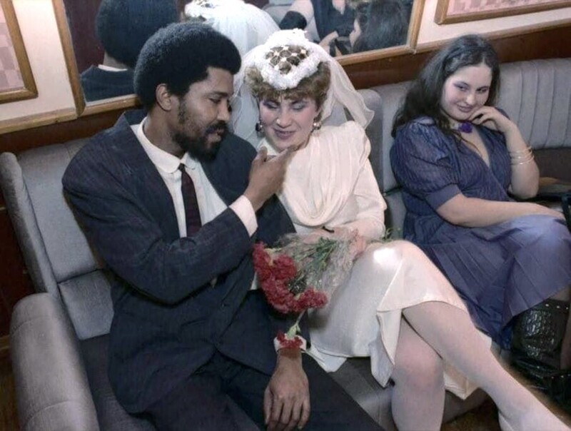 Жених и невеста в очереди на регистрацию брака, Москва, СССР, 1986 год