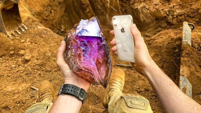 После посещения шахты Purple Heart ("Пурпурное сердце") в Южной Каролине кладоискатель выкопал большой кристалл аметиста