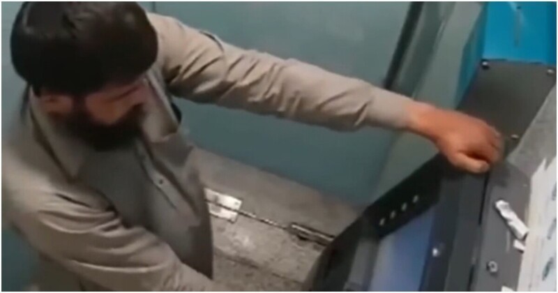 Борьба мужчины со «съевшим» карту банкоматом