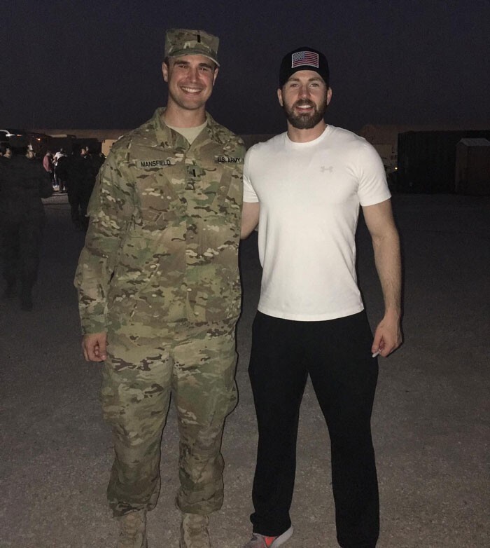 "Когда улетал на службу в Катар, познакомился с Крисом Эвансом. Спасибо за крутую игру, Капитан Америка!"