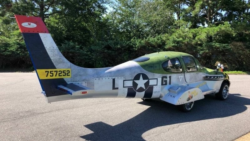 Кроссовер, превратившийся в самолет, — самый странный способ отвезти детей в школу